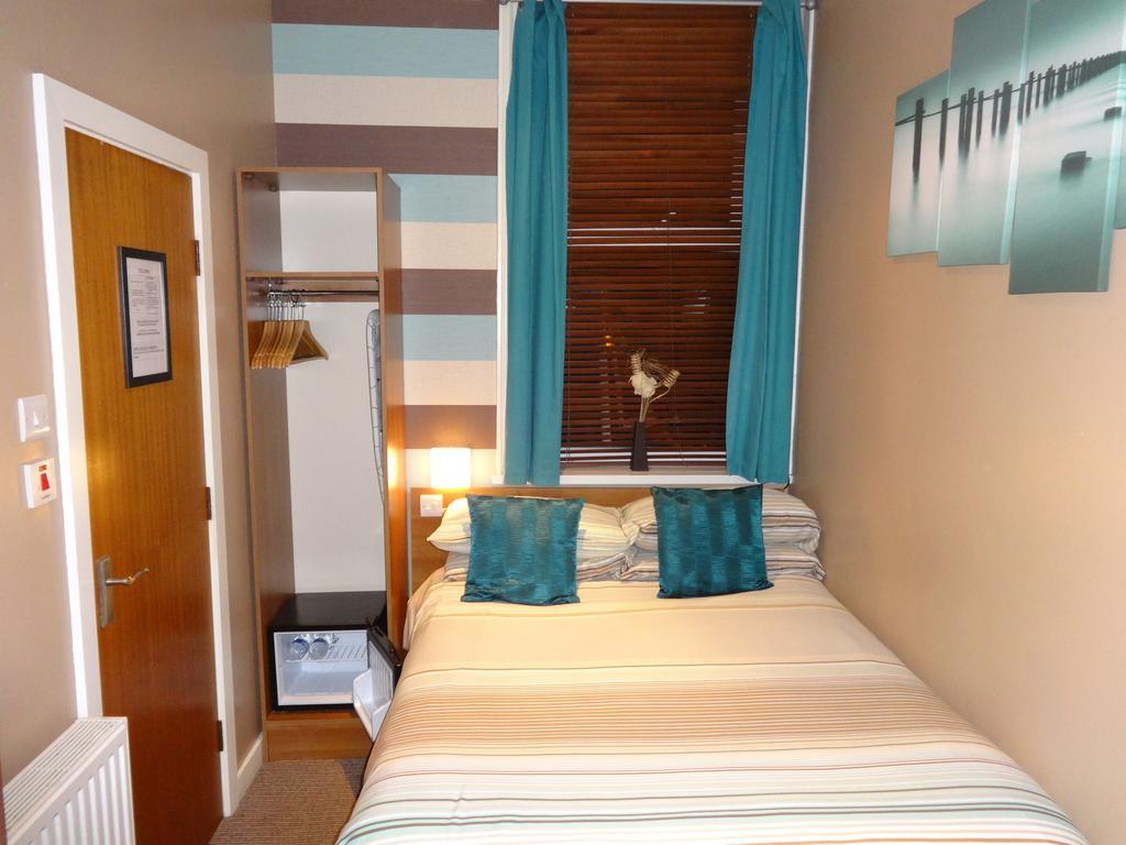 The Craimar Bed & Breakfast Blackpool Room photo